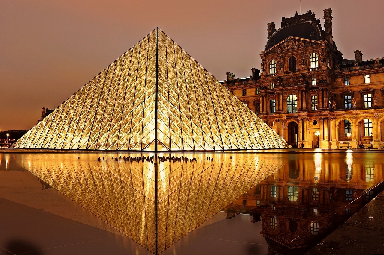 Louvre museum at night